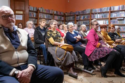 Zdjęcie przedstawia koncert polskich i ukraińskich kolęd w Powiatowej i Miejskiej Bibliotece Publicznej w styczniu 2023